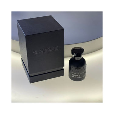 "perfume blackoud amber en color negro y su caja negra con detalles blancos "