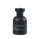 "perfume blackoud by drew color negro y detalles del nombre en color blanco"