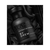 "perfume blackoud by drew color negro con detalles en su nombre en el envase color blanco"