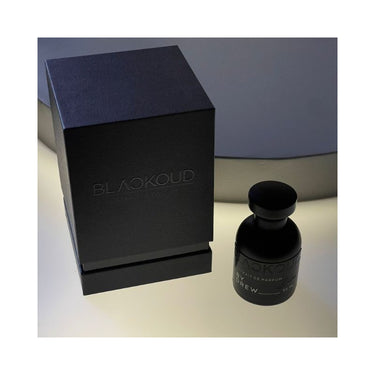 "perfume blackoud by drew en color negro con caja negra y detalles blancos en su nombre"