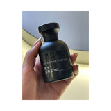 "perfume blackoud by drew color negro con detallles blancos en su envase"