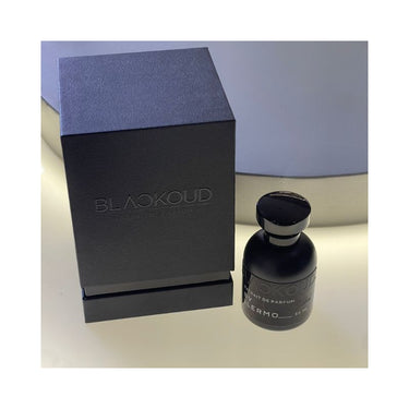 "perfume blackoud by llermo color negro y nombre en color lanco en el envase caja de color negro y detalles del nombre del perfume"