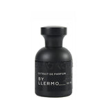 "perfume blackoud by llermo color negro con detalles en su envase color blanco"