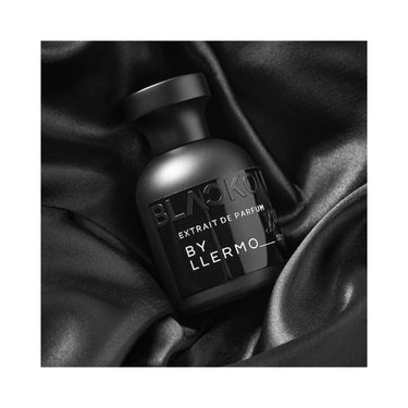 "perfume blackoud by llermo color negro y caja negra con fina tele color negro"