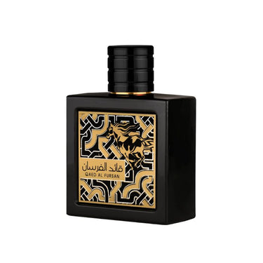 "Perfume Qaed Al Fursan. Diseño cuadrado con detalles dorados, imagen de caballo, elegante y masculino."