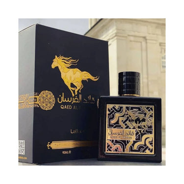 "Perfume Qaed Al Fursan. Diseño cuadrado con detalles dorados, imagen de caballo, elegante y masculino."