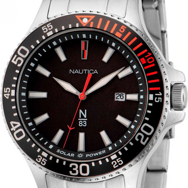 "Reloj Nautica con manilla de color plateado y centro de color negro con detalles de color negro, rojo y plateado"