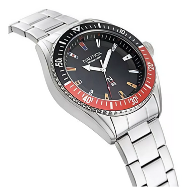 "Reloj Nautica con manilla de color plateada, marco de color negro y rojo y centro de color negro con detalles de color azul, rojo, blanco, negro y amarillo"