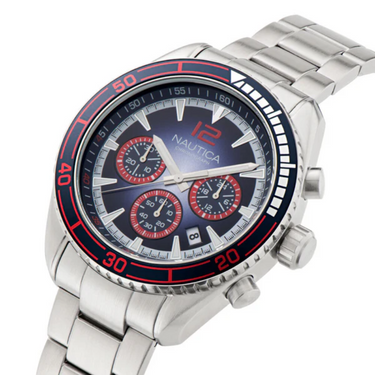 "Reloj Nautica con manilla de color plateada o azul oscura y centro de color azul oscuro con detalles de color plateado y rojo"