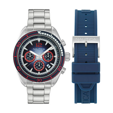 "Reloj Nautica con manilla de color plateada o azul oscura y centro de color azul oscuro con detalles de color plateado y rojo"