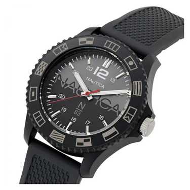 "Reloj Nautica con manilla de color negro y centro de color negro con detalles de color plateado, blanco y rojo"