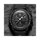 "Reloj Omega Swatch Mission To The Moonpashe completamente de color negro con detalles de color blanco."