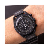 "Reloj Omega Swatch Mission To The Moonpashe completamente de color negro con detalles de color blanco."