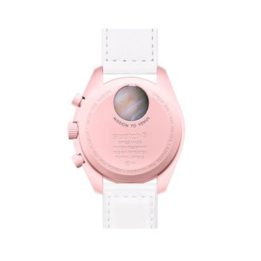 "Reloj Omega Swatch Mission To Venus de color rosado claro con detalles en blanco y plateado."