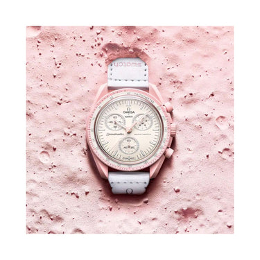 "Reloj Omega Swatch Mission To Venus de color rosado claro con detalles en blanco y plateado."