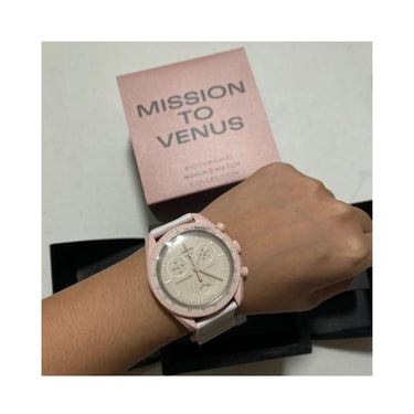 "Reloj Omega Swatch Mission To Venus de color rosado claro con detalles en blanco y plateado."