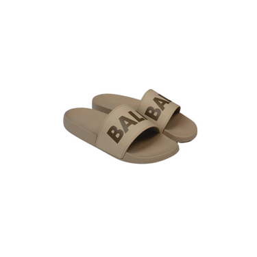 "Sandalias BALR. Classic Brand de color beige con el logotipo "BALR." en color café en la parte superior del calzado."